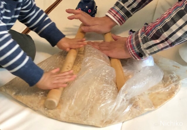 手作り味噌仕込み　大豆を潰す　ビニール袋を使って麺棒でのばす